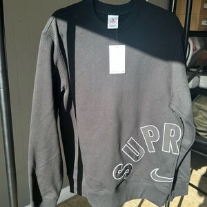 RARE - Supreme x Nike Crewneck - Black/white - Large
